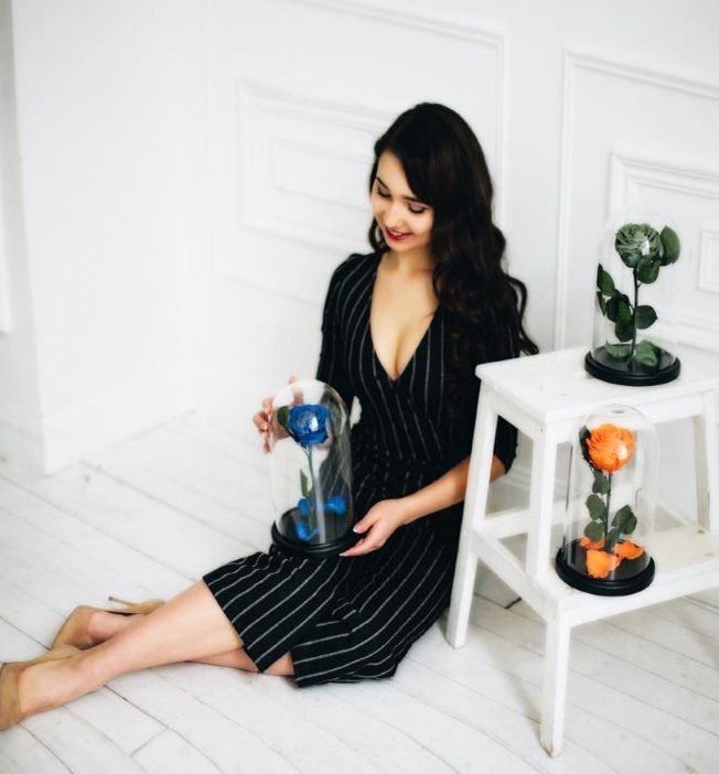 девушка с розой в колбе Роза в колбе фото