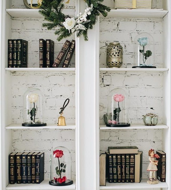 Роза в стеклянной колбе в интерьере Роза в стеклянной колбе в интерьере фото